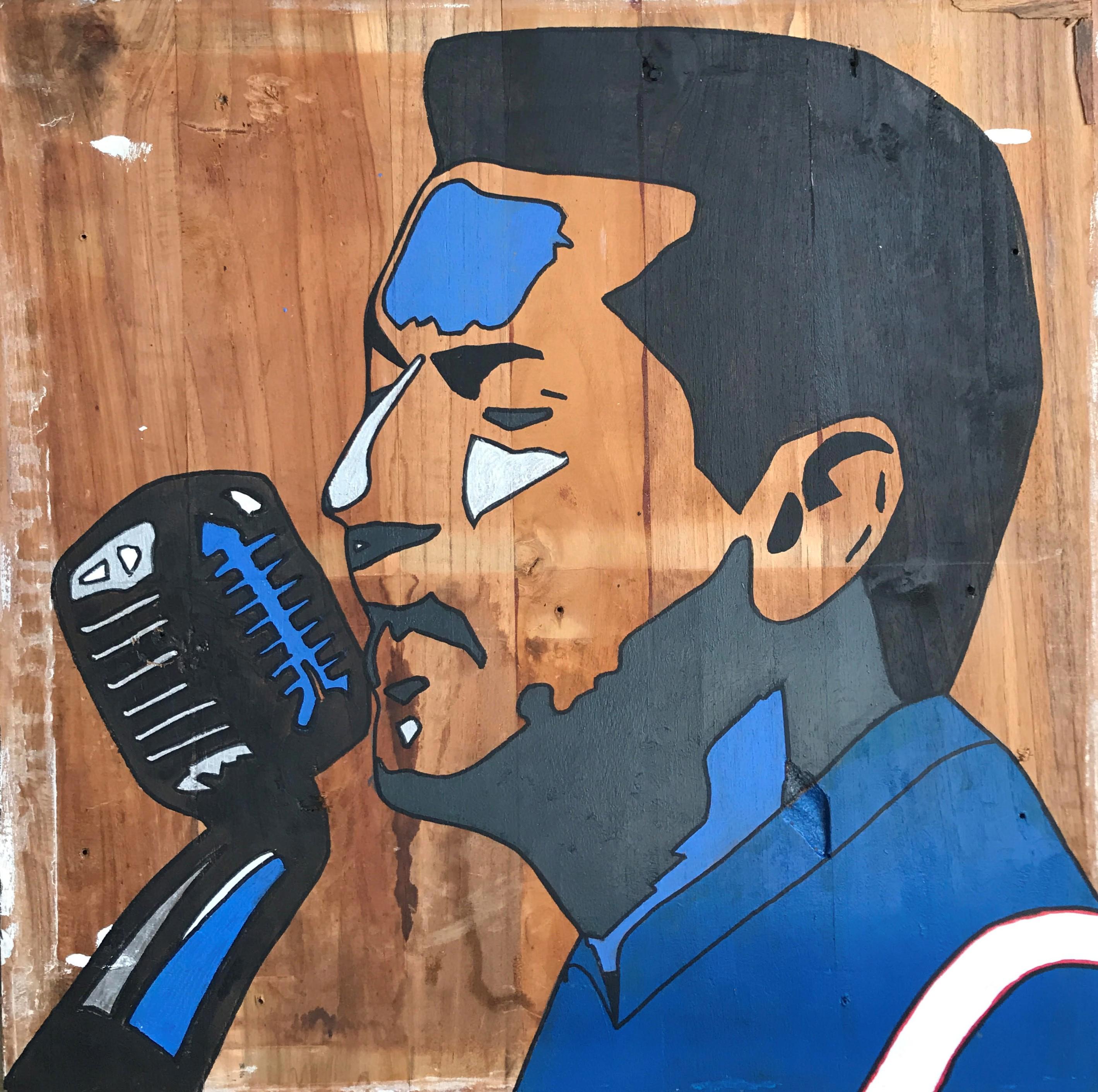 Danny Vera op teakhouten salontafel