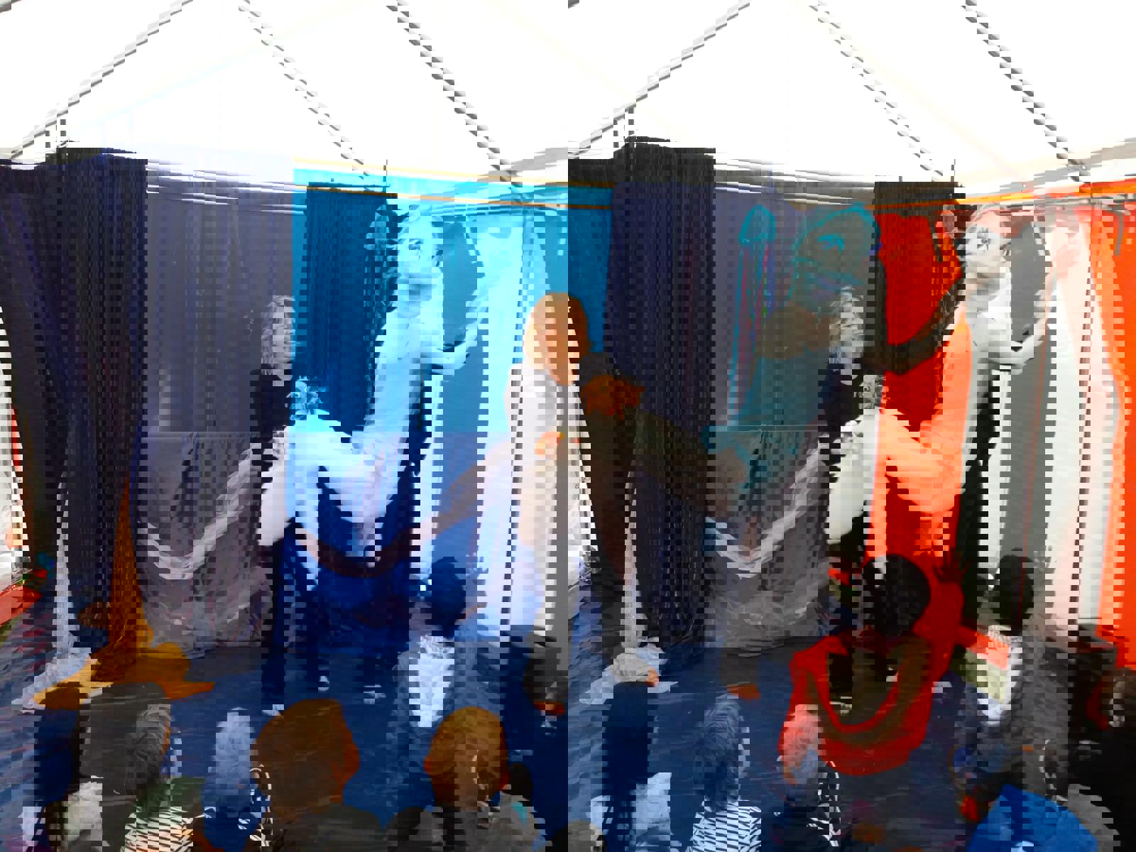 Voorstelling in de theatertent