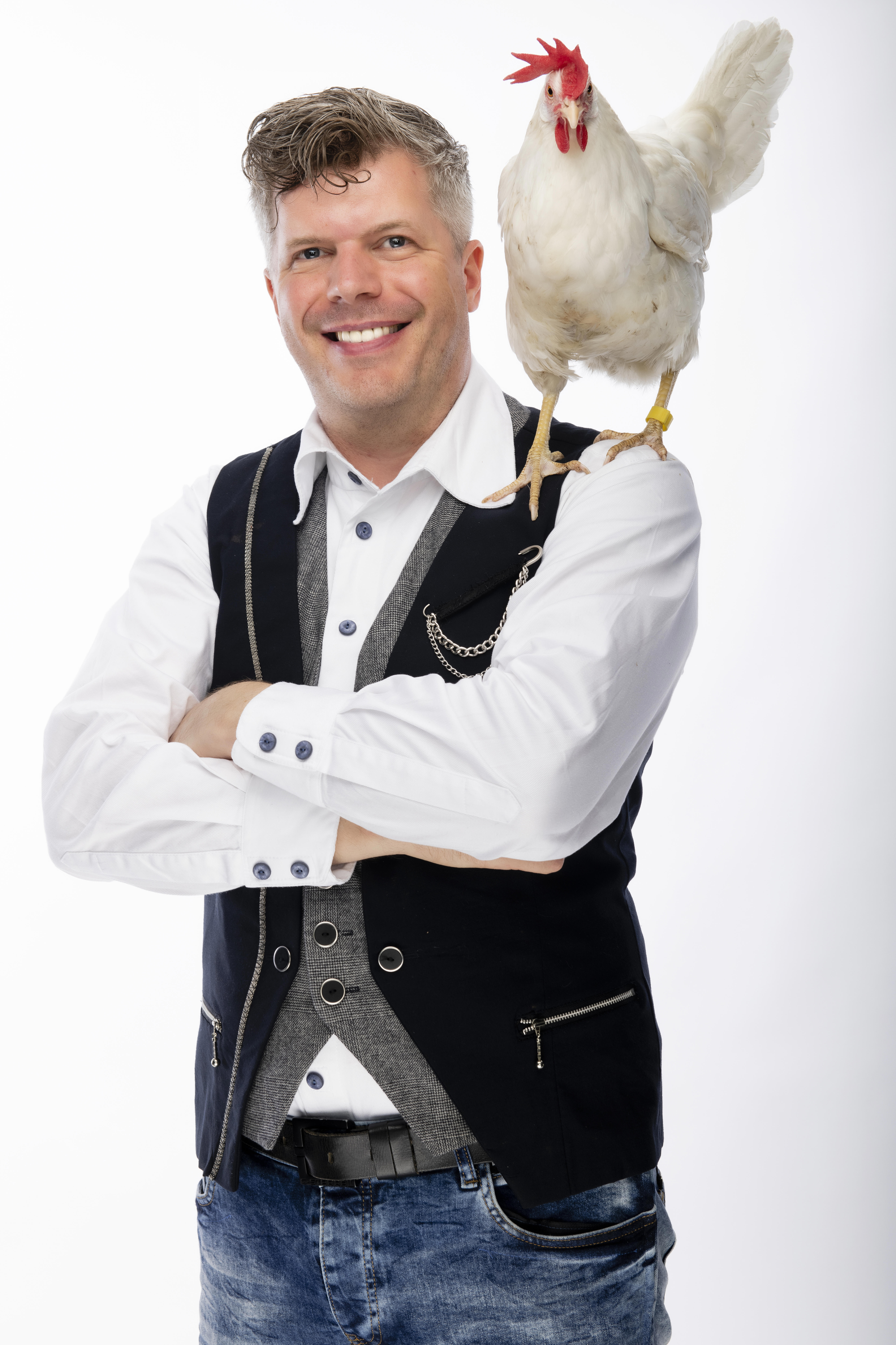 Jo De Rijck met kip Curry - de enige kip ter wereld die gedachten kan lezen!