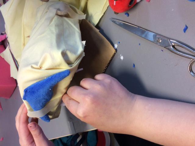 bezig met de klapbek van de pop