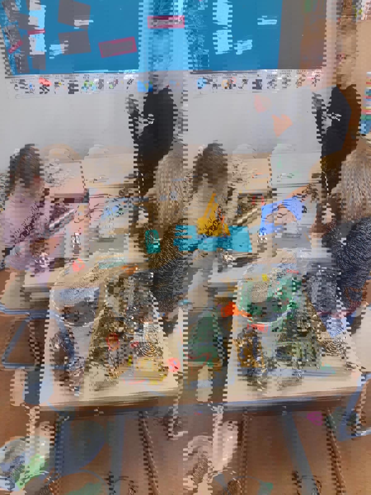 Met een enorme keuze aan materialen gaan de kinderen aan het werk
