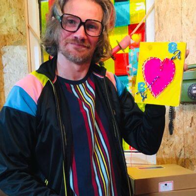 met hamer en spijker timmer je je eigen kunstwerk