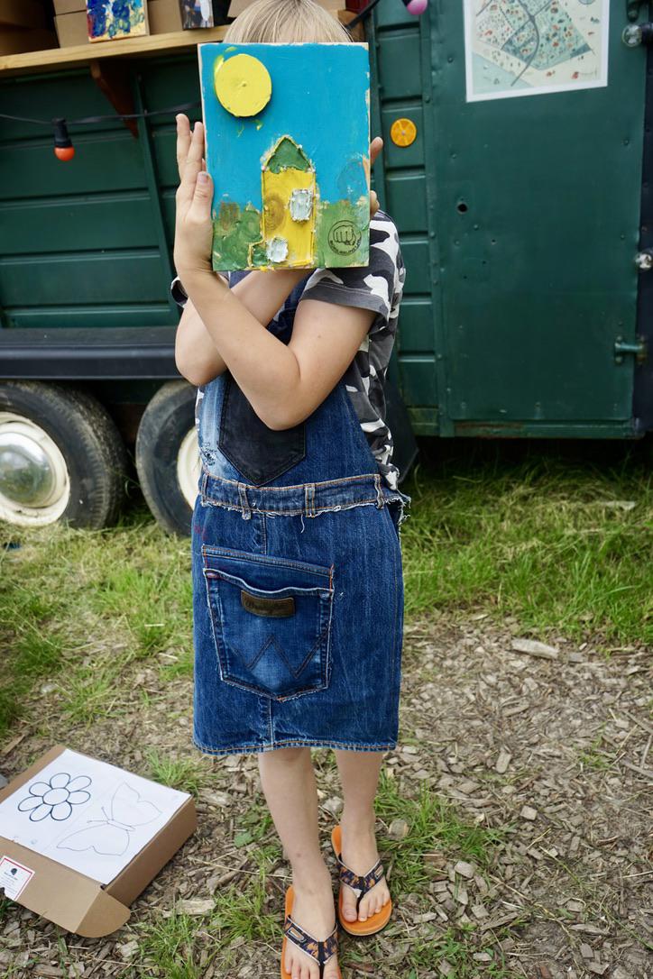 Timmer en schilder een kunstwerk om op te hangen