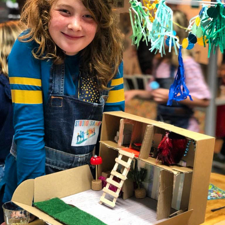 Maak een huis  van een doos met restmaterialen