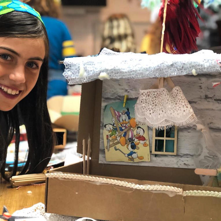 Maak een huis van een doos met restmaterialen