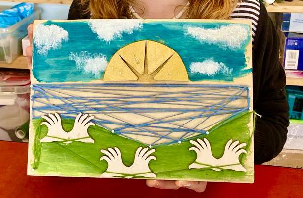 Met hamer, spijkers, touw en verf maak je een kunstwerk voor aan de muur