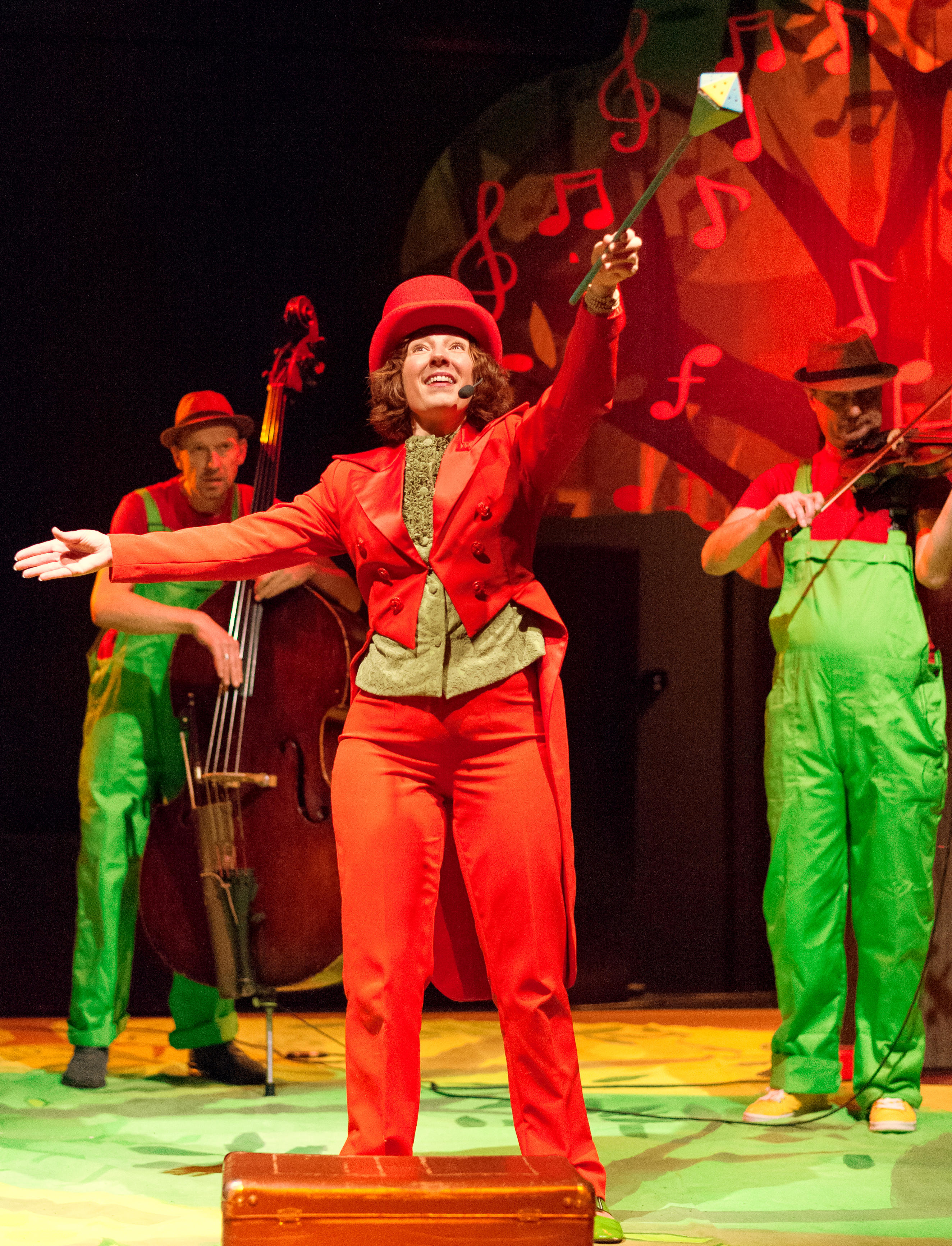 De Liedjestovenaar dirigeert de Toverstafmedley in verschillende ritmes