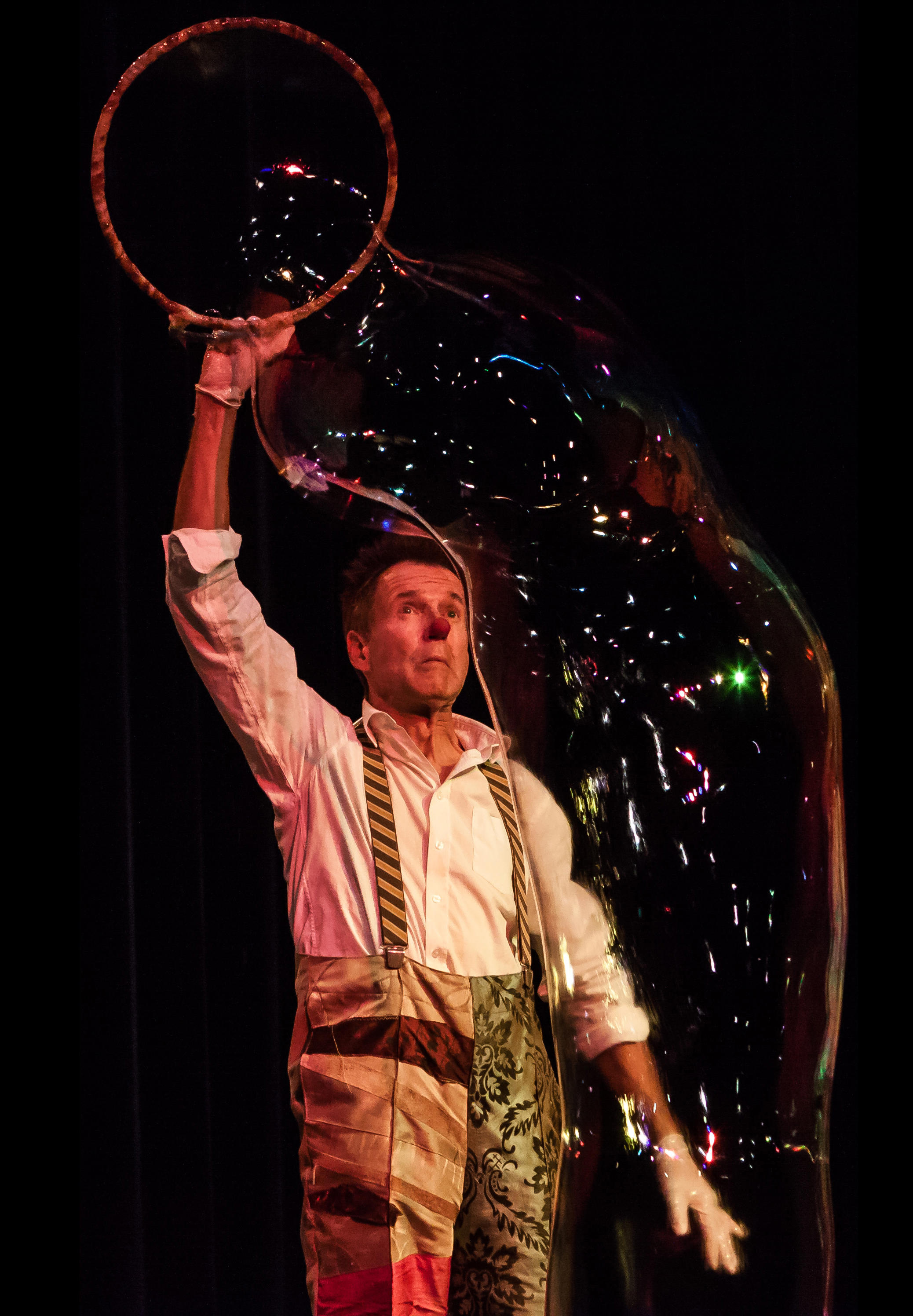 Verwondering over levensgrote kleurrijke zeepbellen