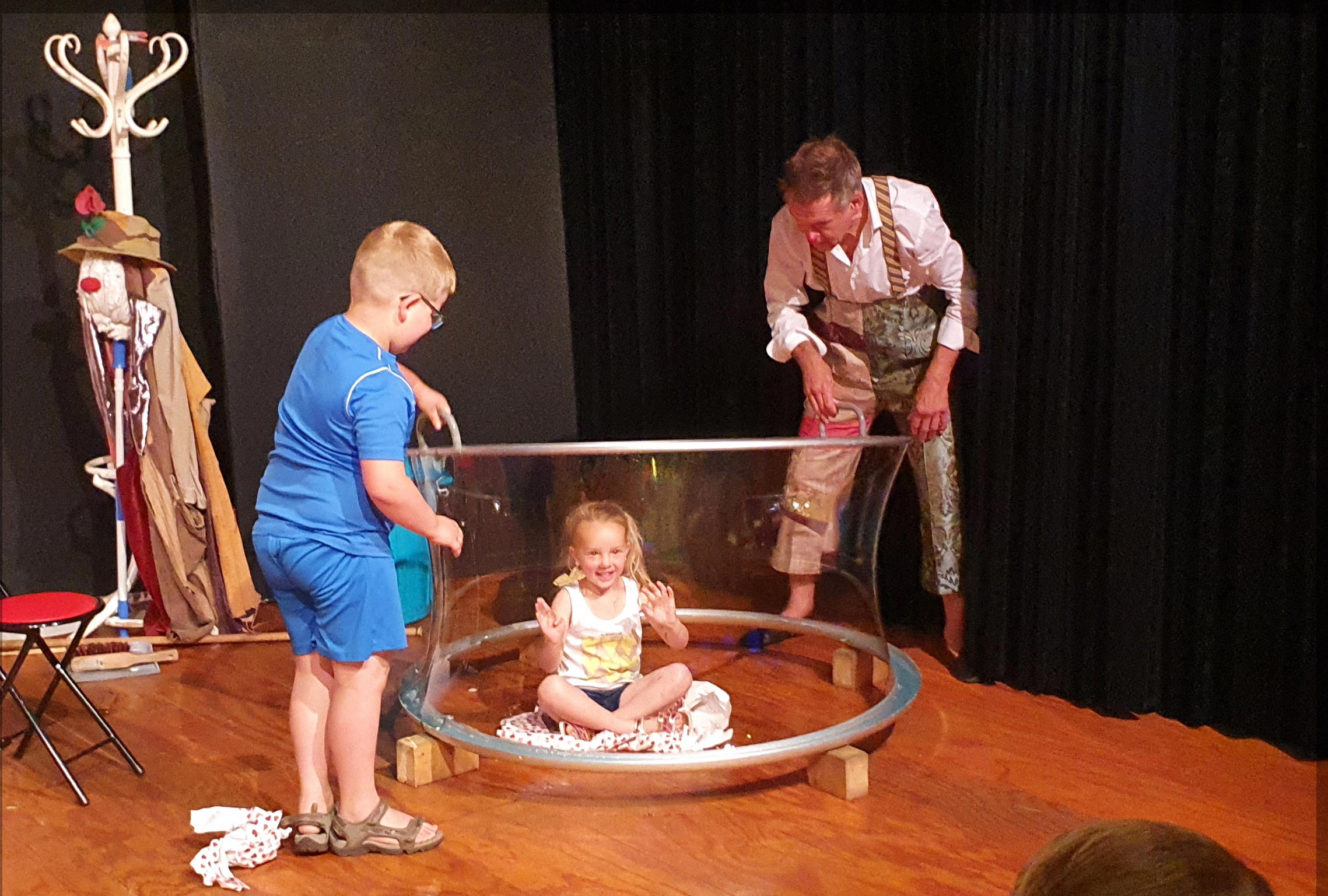 in een levensgrote zeepbel