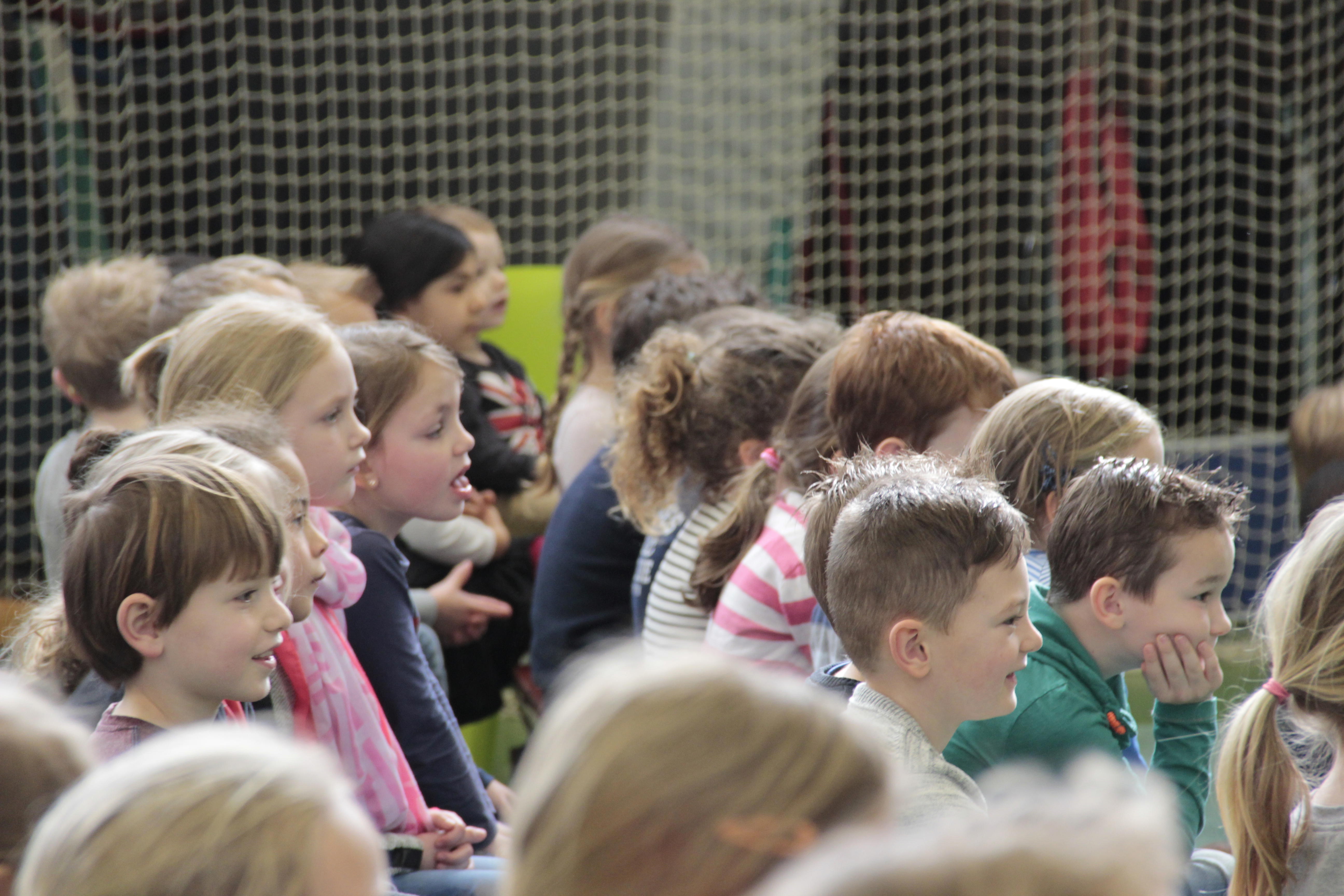 plezier, verwondering, vol spanning wat komen gaat... fantasie van theater