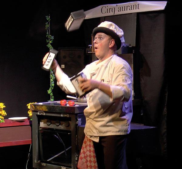 Hij jongleert ook echt met alles dat in de keuken te vinden is.