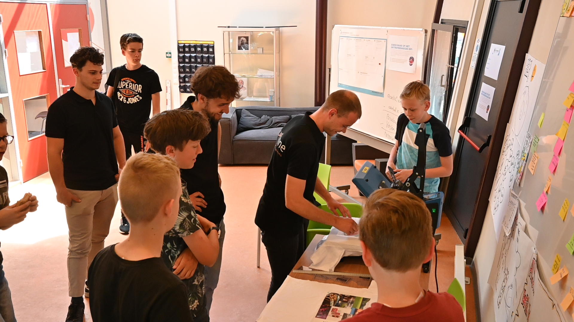 Hier helpen wij jou met het maken van je eigen t-shirt, ligt die links goed? Ligt die rechts goed? Top! Bedrukken maar.