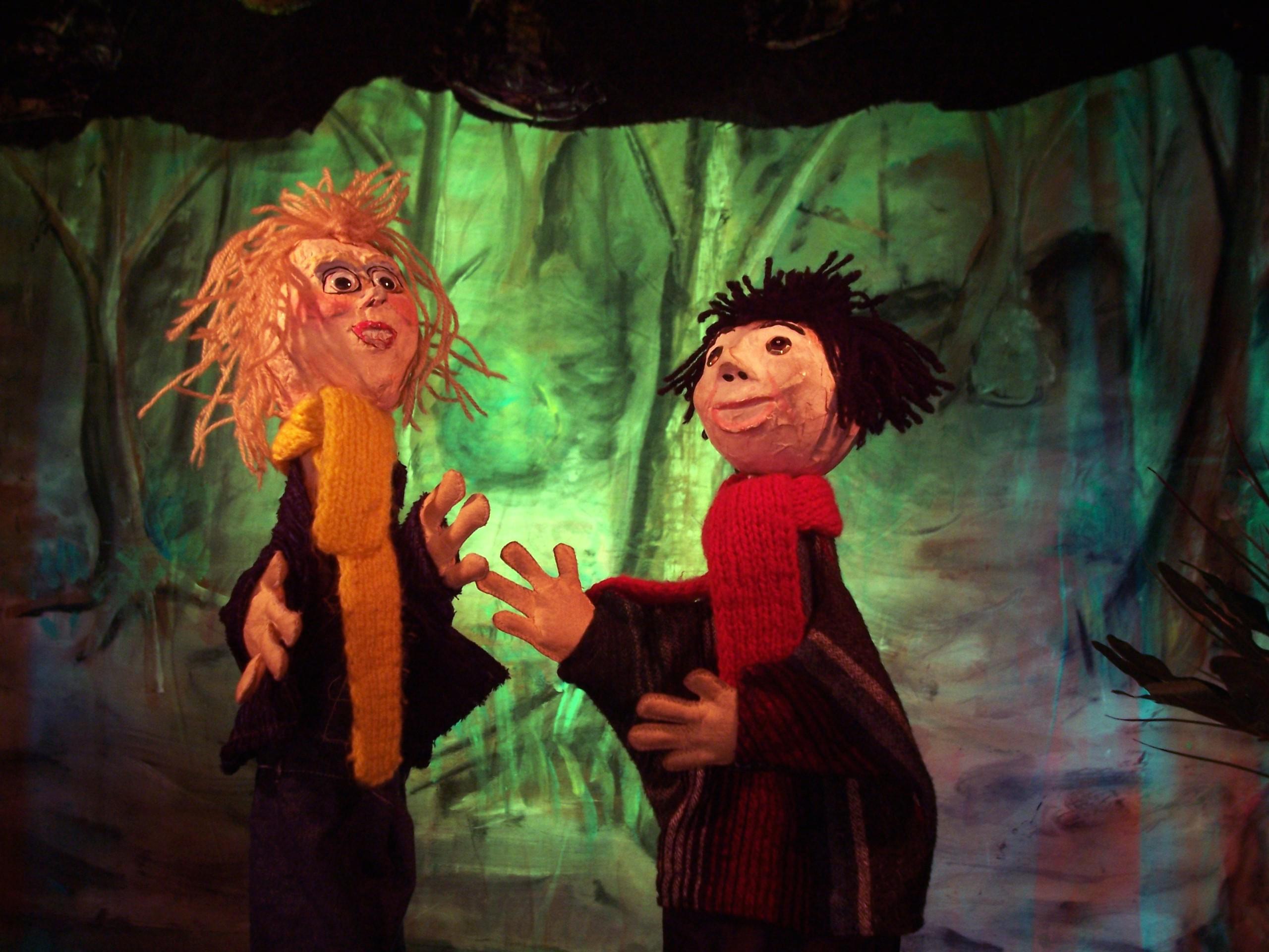 Peter en Lies op zoek in het bos