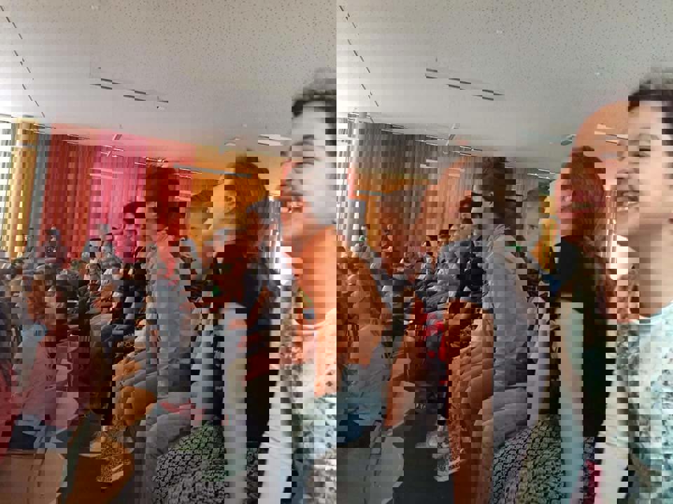 puur genieten bij Clowns Kado in de eigen aula