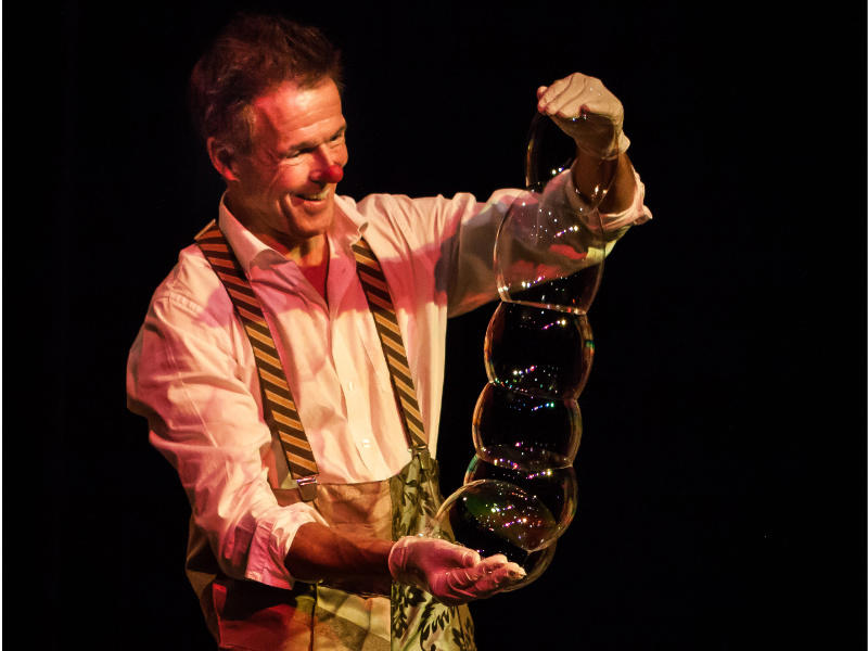 jongleren met zeepbellen