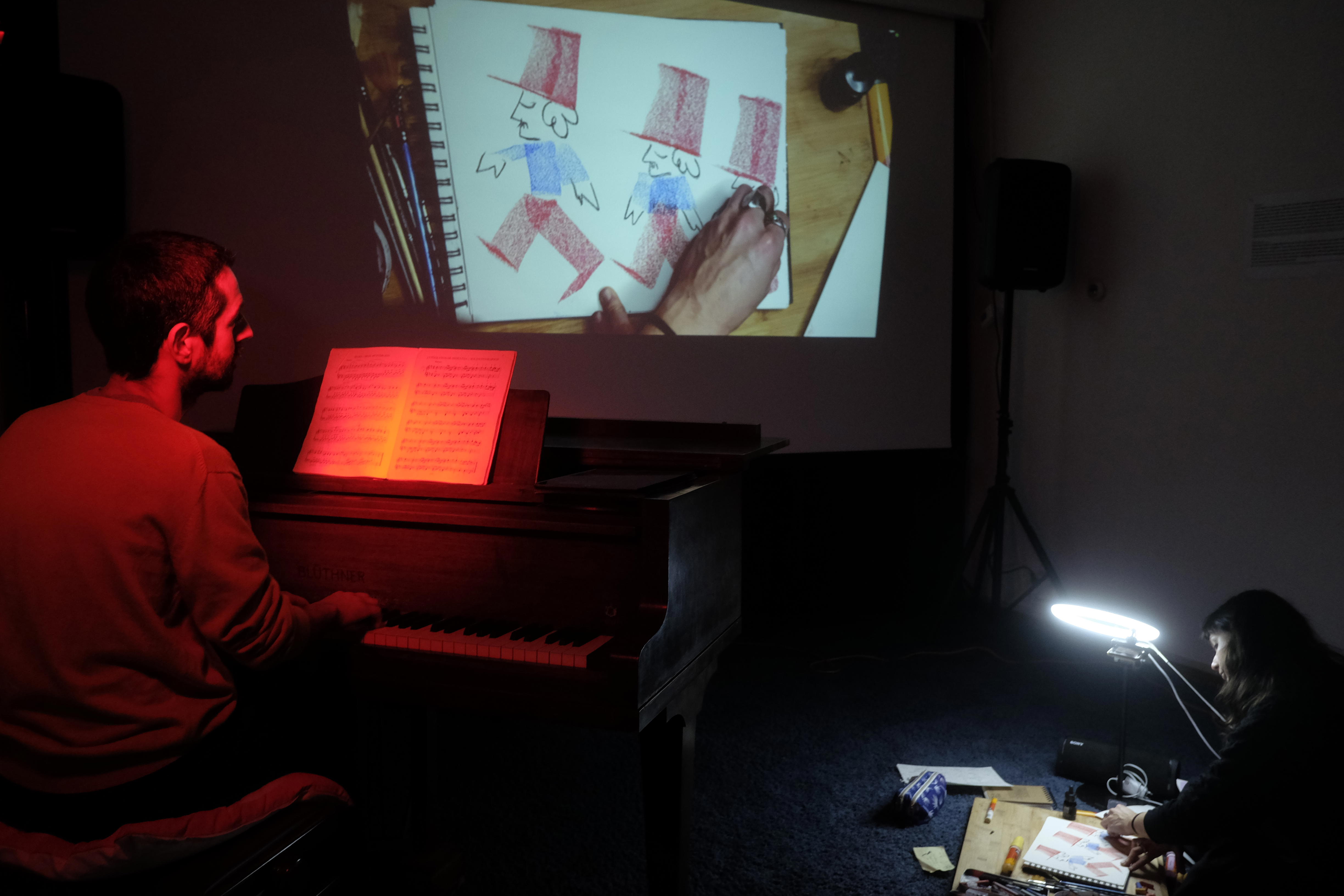 Een voorstelling met live muziek, tekeningen en verteller