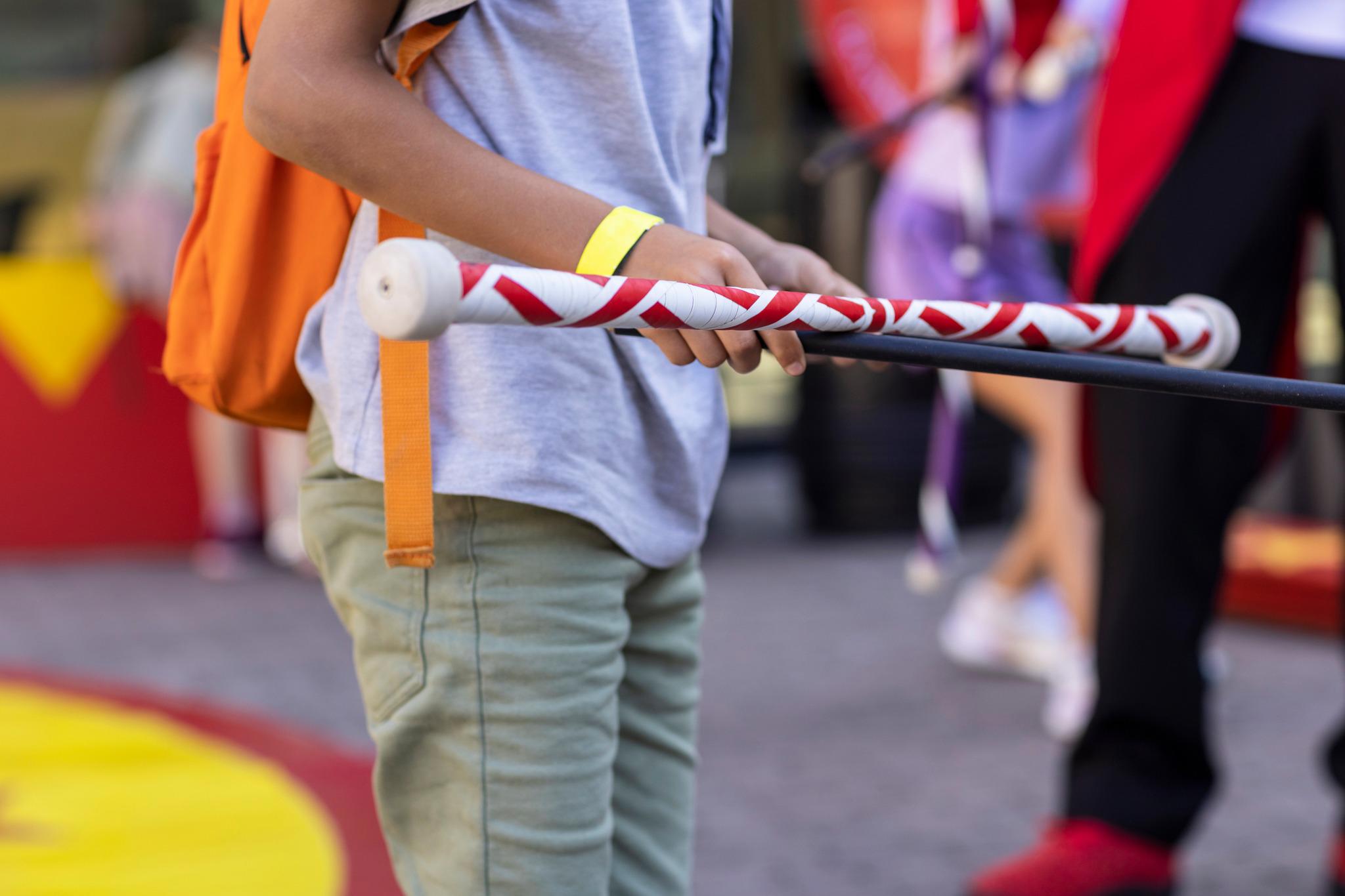 Naast workshops jongleren en diaboloën kunnen we ook een workshop in devilsticken geven.