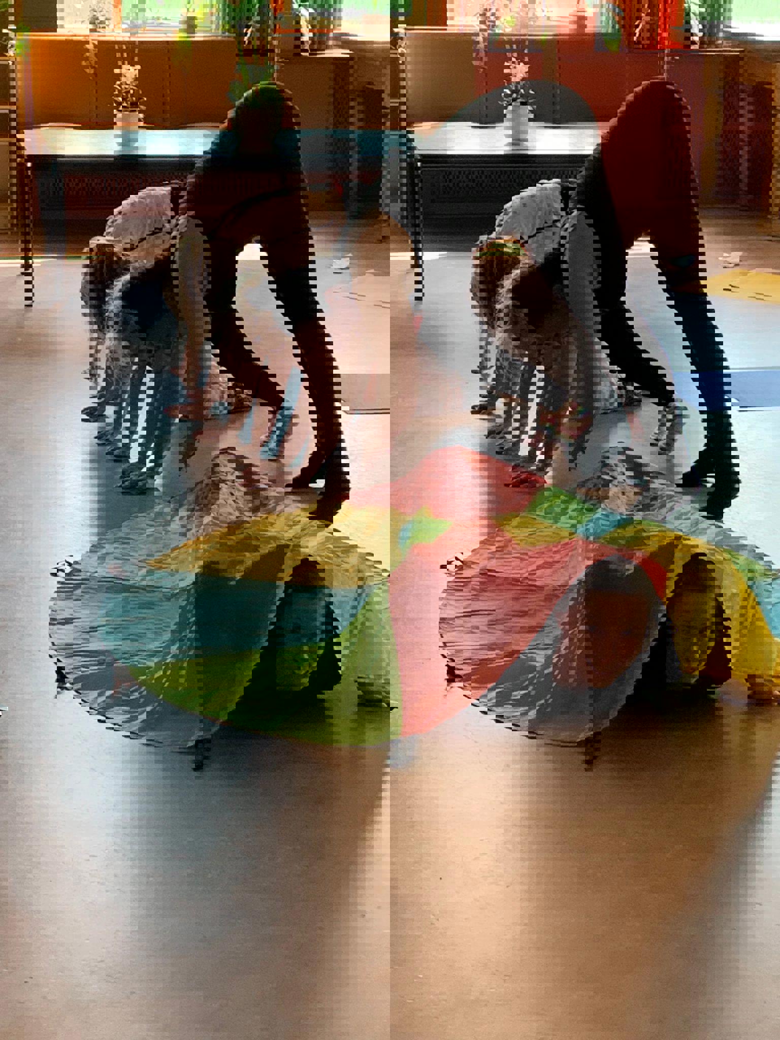 Het boek speeltuin van Mies van Hout, we kruipen heel stil door de grot. Stt maak het monster niet wakker.