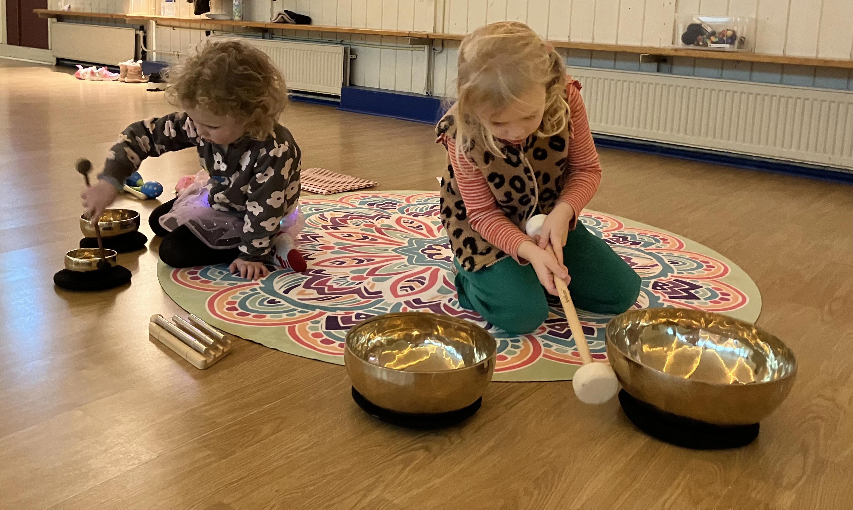 Klank en Kids. Allemaal spelletjes met de klankinstrumenten, wat klinken ze mooi.