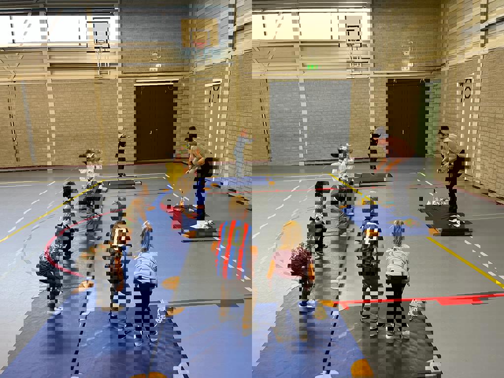 Verjaardagsyoga, poppen als popcorn op een liedje natuurlijk.