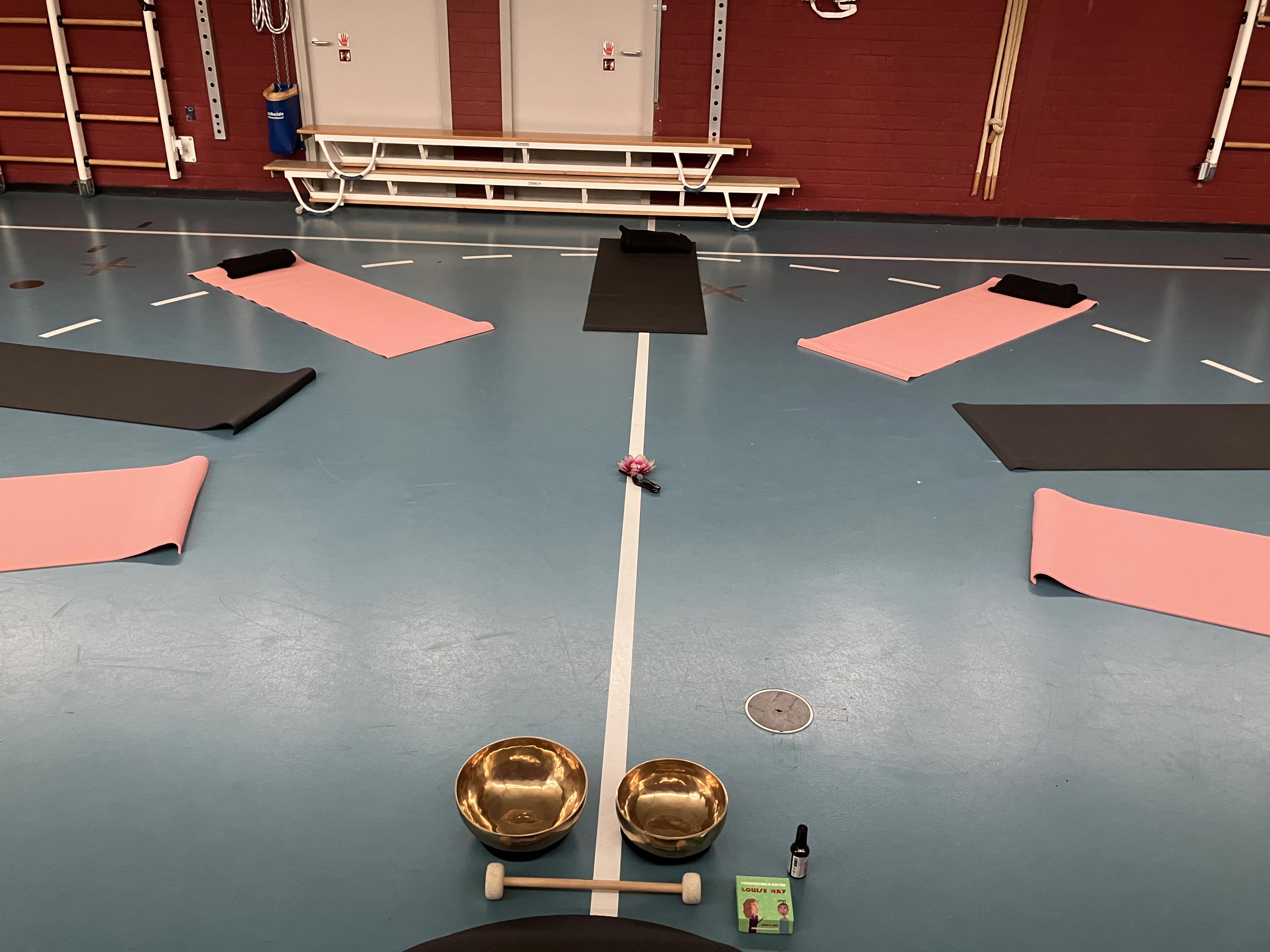 Alles klaarzetten, inclusief klankinstrumenten en speciale jongerenkaartjes om de les mee af te sluiten.