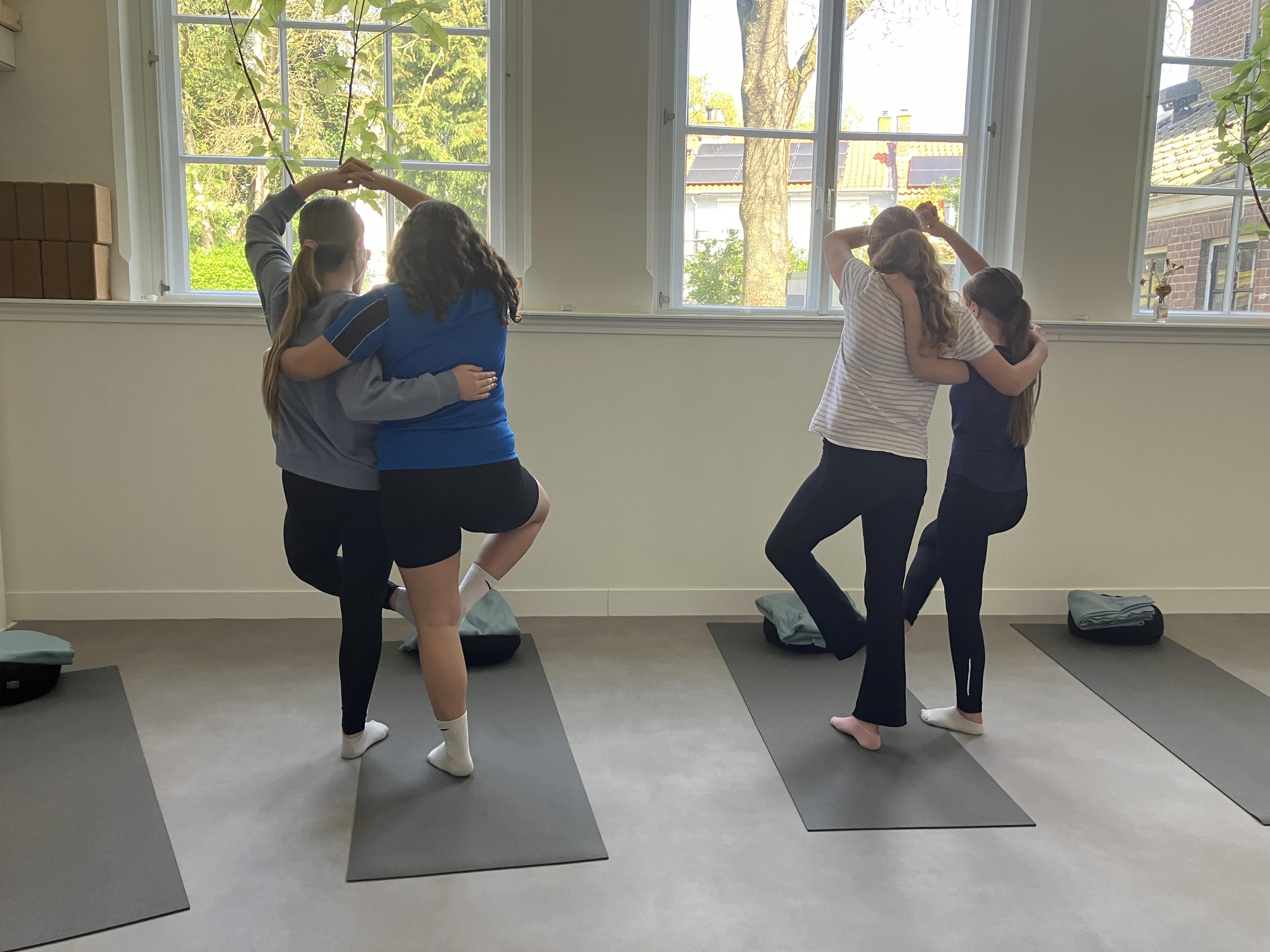 Samenwerken is een belangrijk onderdeel van tieneryoga, samen de krijger doen. Lastig om balans te vinden of juist makkelijk?