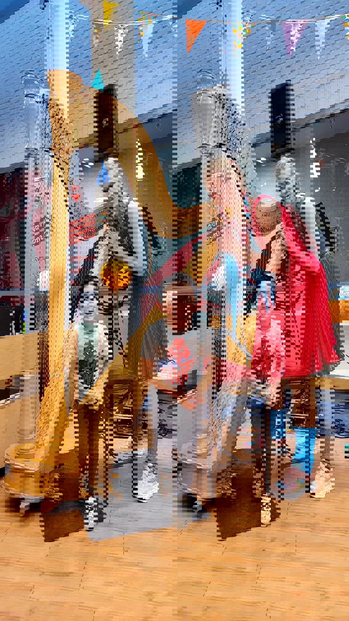 Een spontaan moment wanneer een jongetje de harp heeft geprobeerd na de voorstelling.